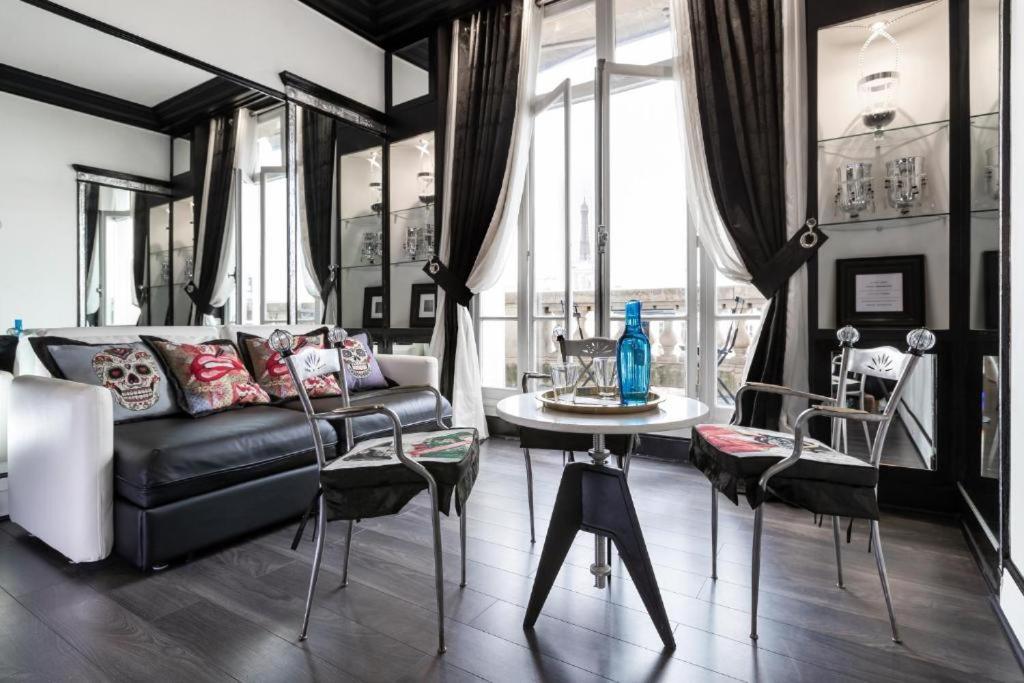 Balcony-champs Elysees Parijs