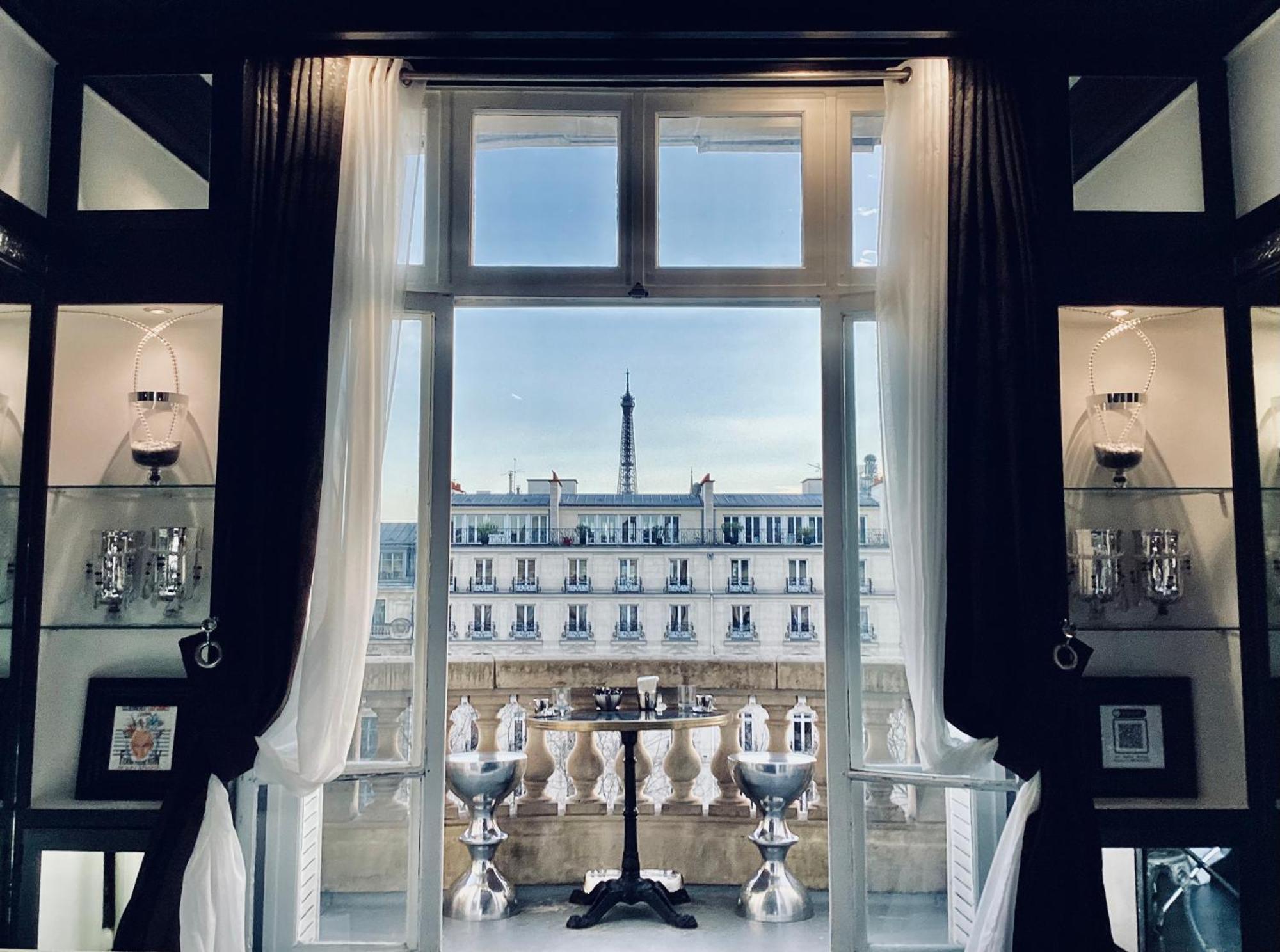 Balcony-champs Elysees * Parijs